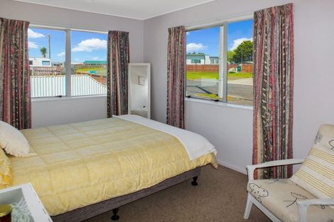 Photo of property in 7 Hennessy Street East, Foxton Beach, Foxton, 4815