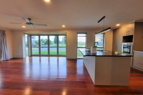 Photo of property in 10 Newbury Place, Schnapper Rock, Auckland, 0632