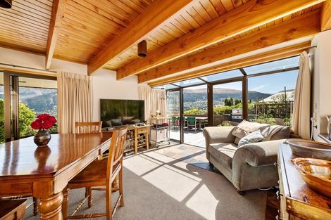 Photo of property in 2 Milward Place, Kelvin Heights, Queenstown, 9300