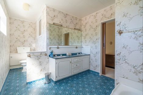 Photo of property in 10 Rewarewa Crescent, Waikanae, 5036