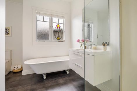 Photo of property in 12 Rewarewa Road, Te Atatu Peninsula, Auckland, 0610