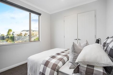 Photo of property in 32 Linkwater Way, Parklands, Christchurch, 8083