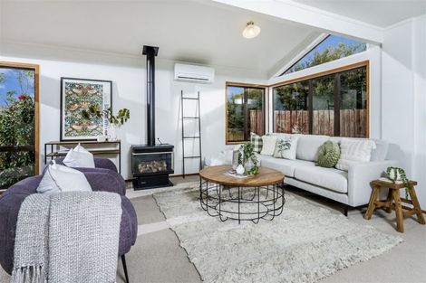 Photo of property in 1/3 Holdaway Avenue, Northcote, Auckland, 0627