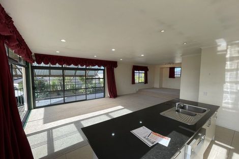 Photo of property in 9 Vinograd Drive, Te Atatu Peninsula, Auckland, 0610