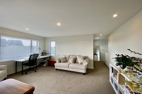 Photo of property in 5 Stoneleigh Green, Parklands, Christchurch, 8083