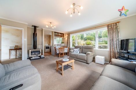 Photo of property in 64 Glanmire Road, Newlands, Wellington, 6037