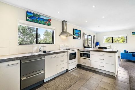 Photo of property in 60 Brian Crescent, Stanmore Bay, Whangaparaoa, 0932