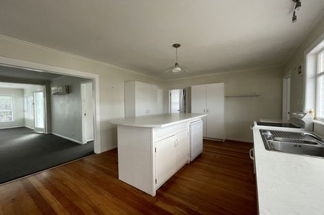 Photo of property in 18 River Road, Te Atatu Peninsula, Auckland, 0610