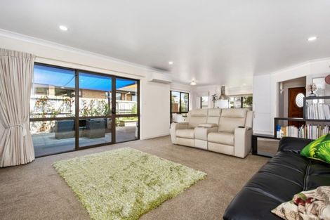 Photo of property in 104 Gravatt Road, Papamoa Beach, Papamoa, 3118