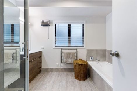 Photo of property in 22 Darcy Place, Massey, Auckland, 0614