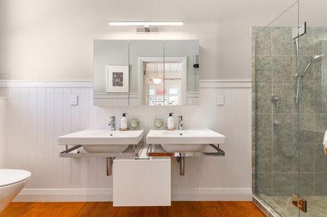 Photo of property in 32 Clarence Road, Northcote Point, Auckland, 0627