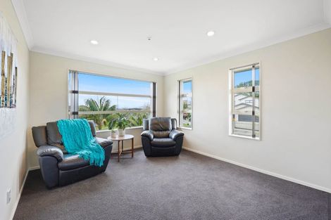Photo of property in 111 Lake Panorama Drive, Henderson Valley, Auckland, 0612