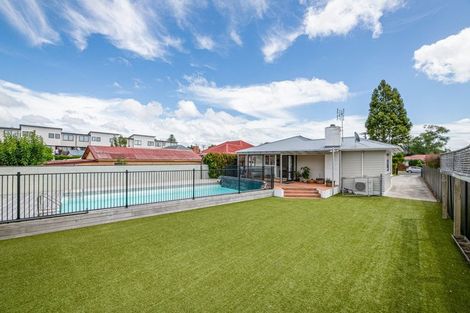 Photo of property in 13 Peachgrove Road, Te Atatu Peninsula, Auckland, 0610