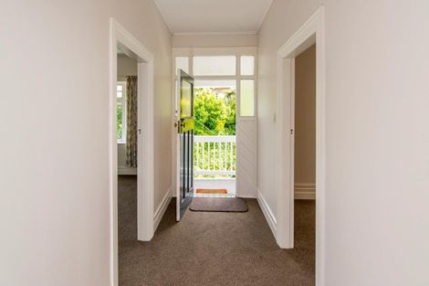 Photo of property in 10 Governor Road, Northland, Wellington, 6012