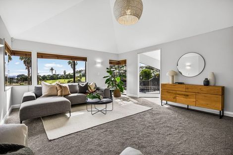 Photo of property in 44 William Bayes Place, Red Beach, 0932