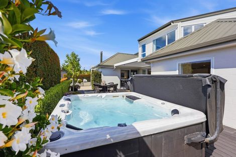 Photo of property in 2 Callender Place, Shelly Park, Auckland, 2014