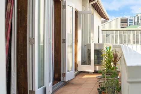 Photo of property in 2/12 Little George Street, Thorndon, Wellington, 6011