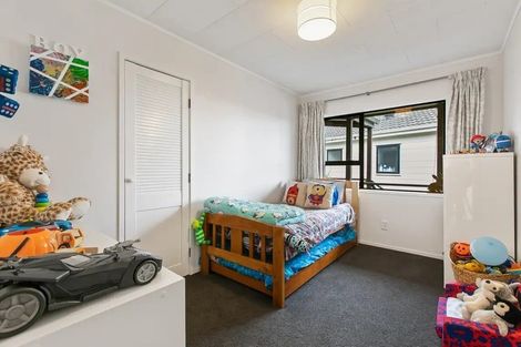 Photo of property in 2/1 Landsdale Place, Massey, Auckland, 0614
