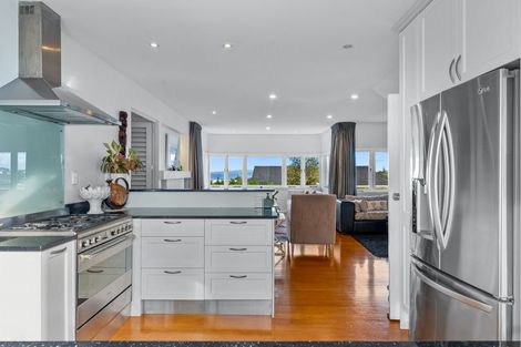 Photo of property in 15 Seaview Road, Castor Bay, Auckland, 0620