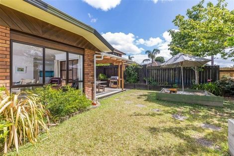 Photo of property in 11 Javelin Place, West Harbour, Auckland, 0618