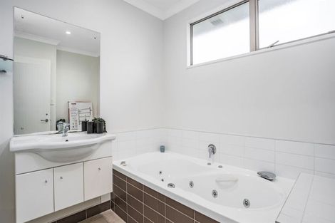 Photo of property in 32 Linkwater Way, Parklands, Christchurch, 8083