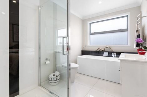 Photo of property in 8 Piper Way, Newlands, Wellington, 6037