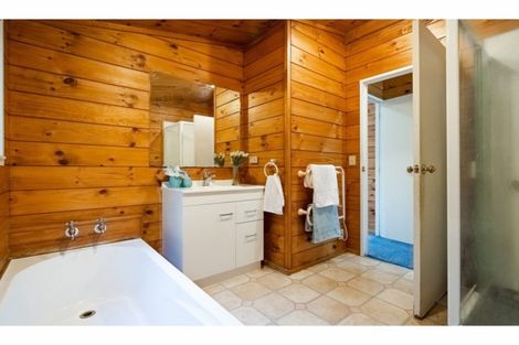 Photo of property in 27 Wirihana Road, Titirangi, Auckland, 0604