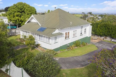 Photo of property in 37 Hobsonville Road, West Harbour, Auckland, 0618