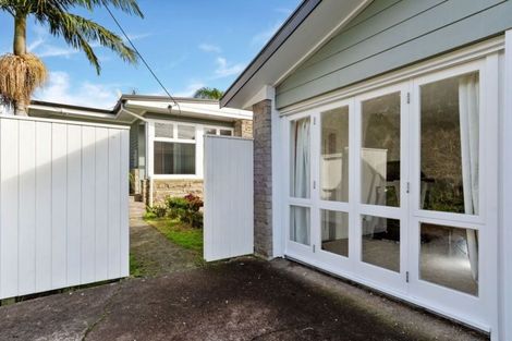 Photo of property in 1/15 Stratford Avenue, Milford, Auckland, 0620