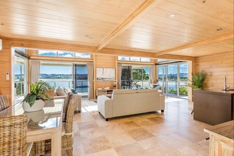 Photo of property in 42 Pohutukawa Avenue, Red Beach, 0932