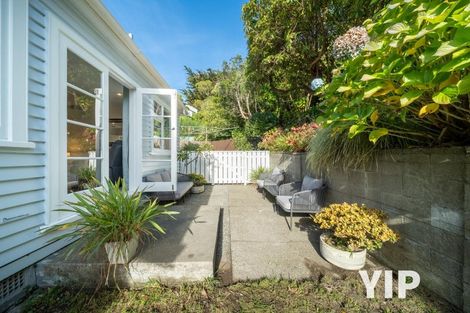 Photo of property in 6 Royston Way, Newlands, Wellington, 6037