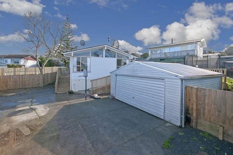 Photo of property in 19 Crompton Road, Massey, Auckland, 0614