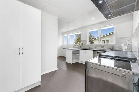 Photo of property in 56 Kemble Close, Mangere, Auckland, 2022