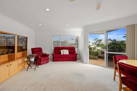 Photo of property in 1 Strandon Place, Strandon, New Plymouth, 4312