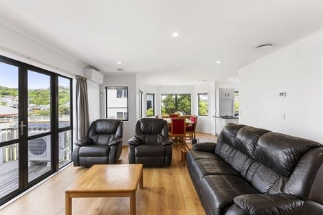Photo of property in 10 Bennett Grove, Newlands, Wellington, 6037