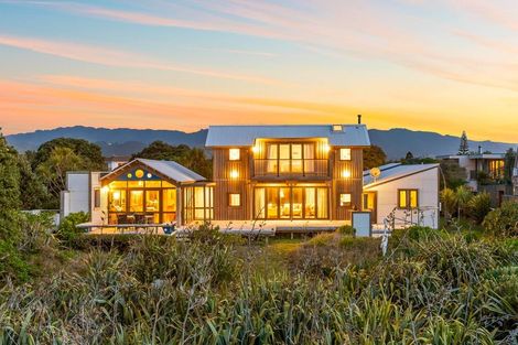 Photo of property in 5 Nuhaka Place, Paraparaumu Beach, Paraparaumu, 5032