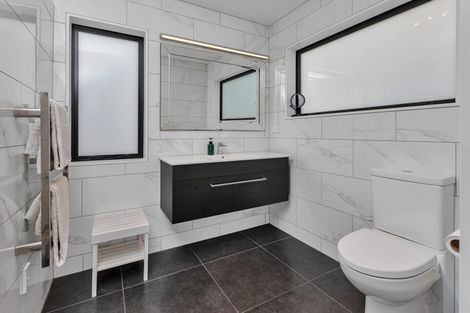 Photo of property in 11 Waitemata Drive, One Tree Point, 0118