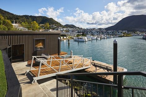 Photo of property in 69 Waikawa Road, Picton, 7220