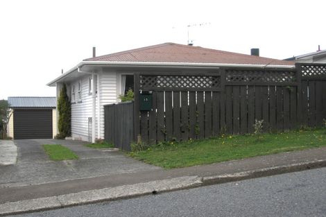 Photo of property in 15 Cotswold Crescent, Newlands, Wellington, 6037