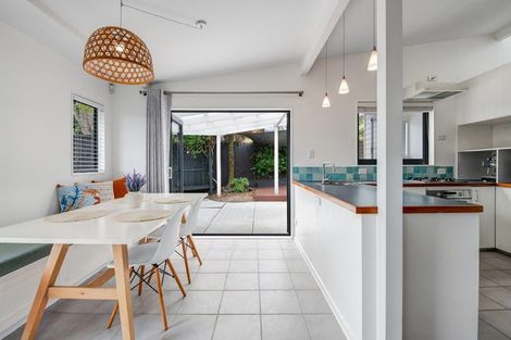 Photo of property in 2/20 Tawavale Crescent, Totara Vale, Auckland, 0629