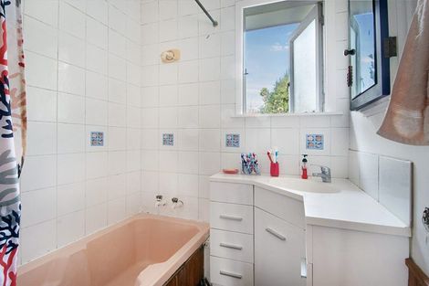 Photo of property in 18 Sherwood Avenue, Te Atatu South, Auckland, 0610
