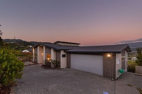 Photo of property in 25a Riverstone Drive, Riverstone Terraces, Upper Hutt, 5018