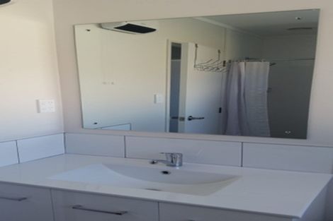 Photo of property in 60 Hillcrest Drive, Kelvin Grove, Palmerston North, 4414