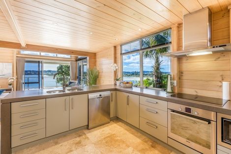 Photo of property in 42 Pohutukawa Avenue, Red Beach, 0932