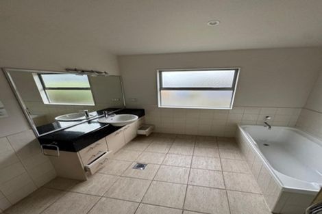 Photo of property in 8a Glenfield Road, Birkenhead, Auckland, 0626