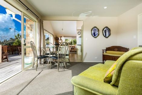 Photo of property in 2 Kittiwake Drive, Schnapper Rock, Auckland, 0632