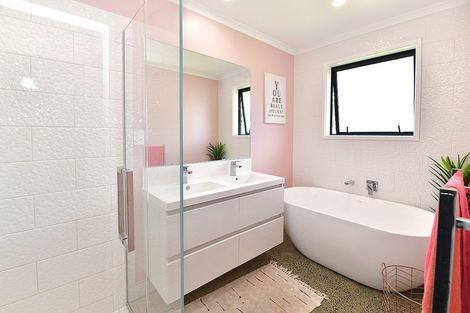 Photo of property in 87 Sheffield Road, Helensville, 0875