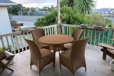 Photo of property in 552 East Coast Road, Windsor Park, Auckland, 0630