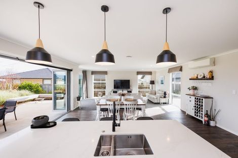 Photo of property in 16 Cyprus Place, Fitzherbert, Palmerston North, 4410