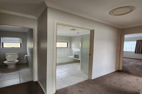 Photo of property in 6 Winstone Place, Highlands Park, New Plymouth, 4312